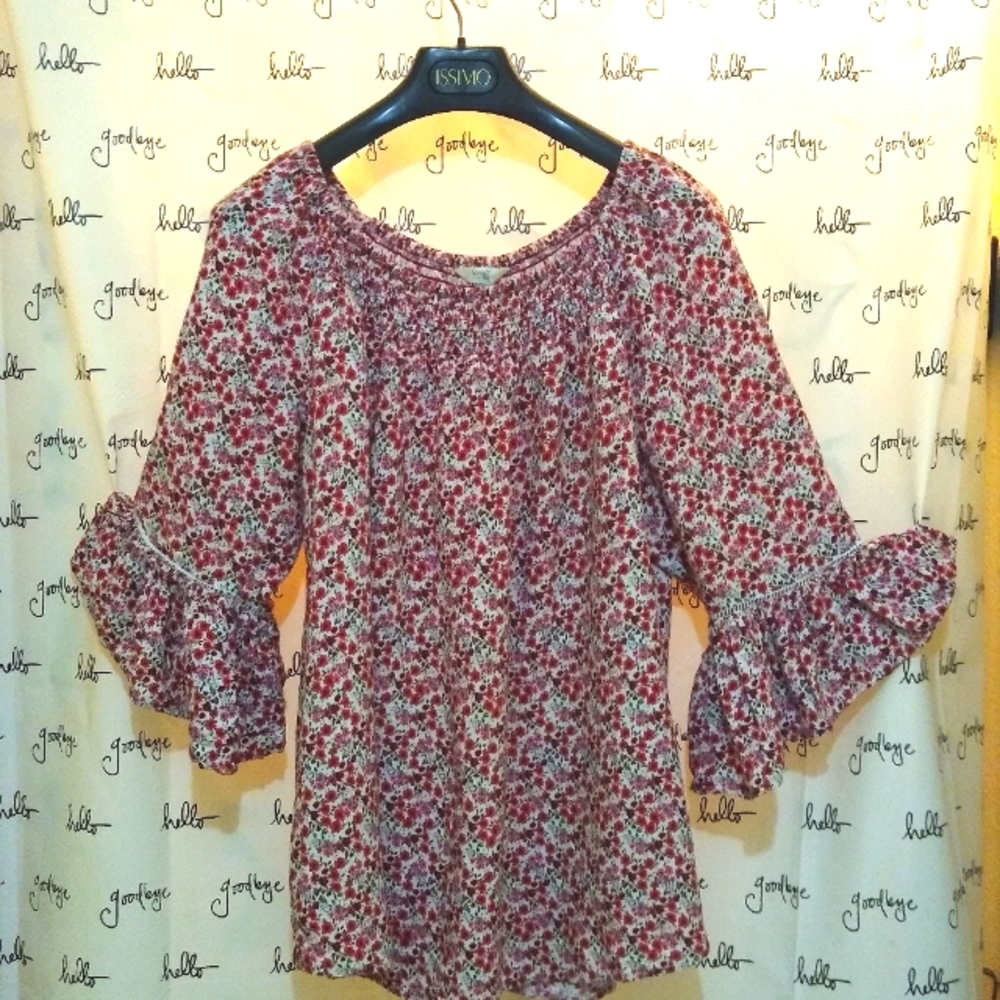 Oversized of the shoulder blouse, mid length sleeves, with elastic to gather up.